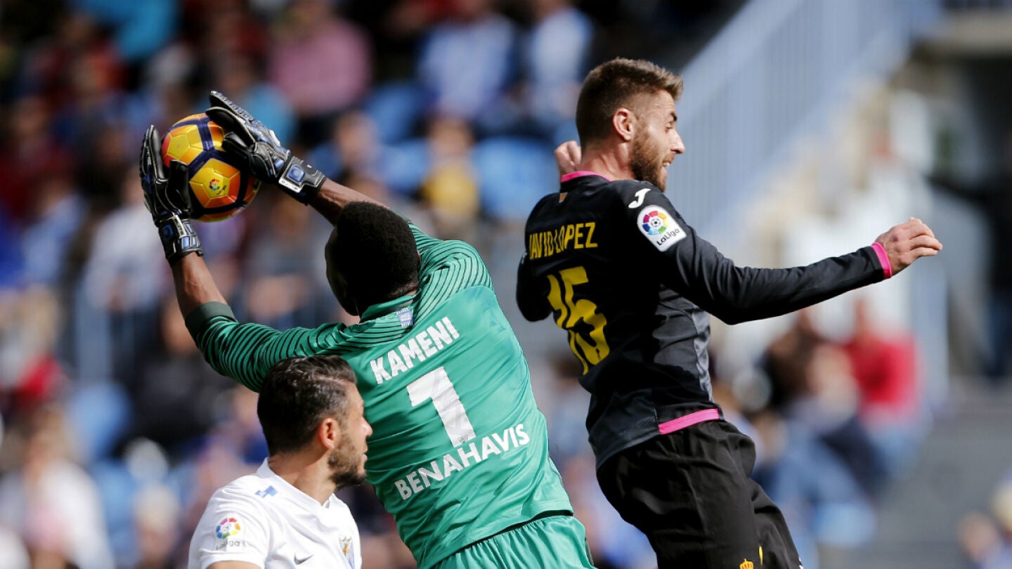 Kameni atrapa un bal&oacute;n ante Javi L&oacute;pez