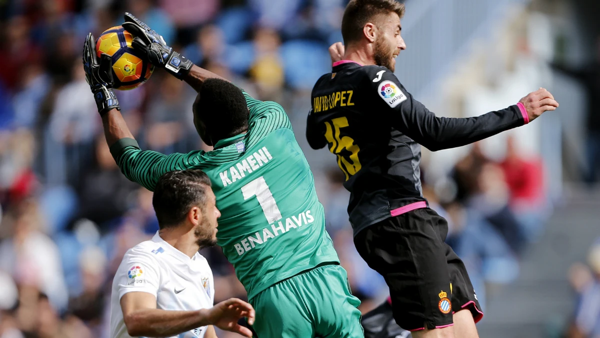 Kameni atrapa un balón ante Javi López