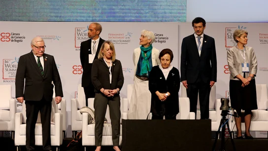 Los premiados con el Nobel de la Paz alzan la voz contra Trump Críticas al veto a inmigrantes y el muro de México