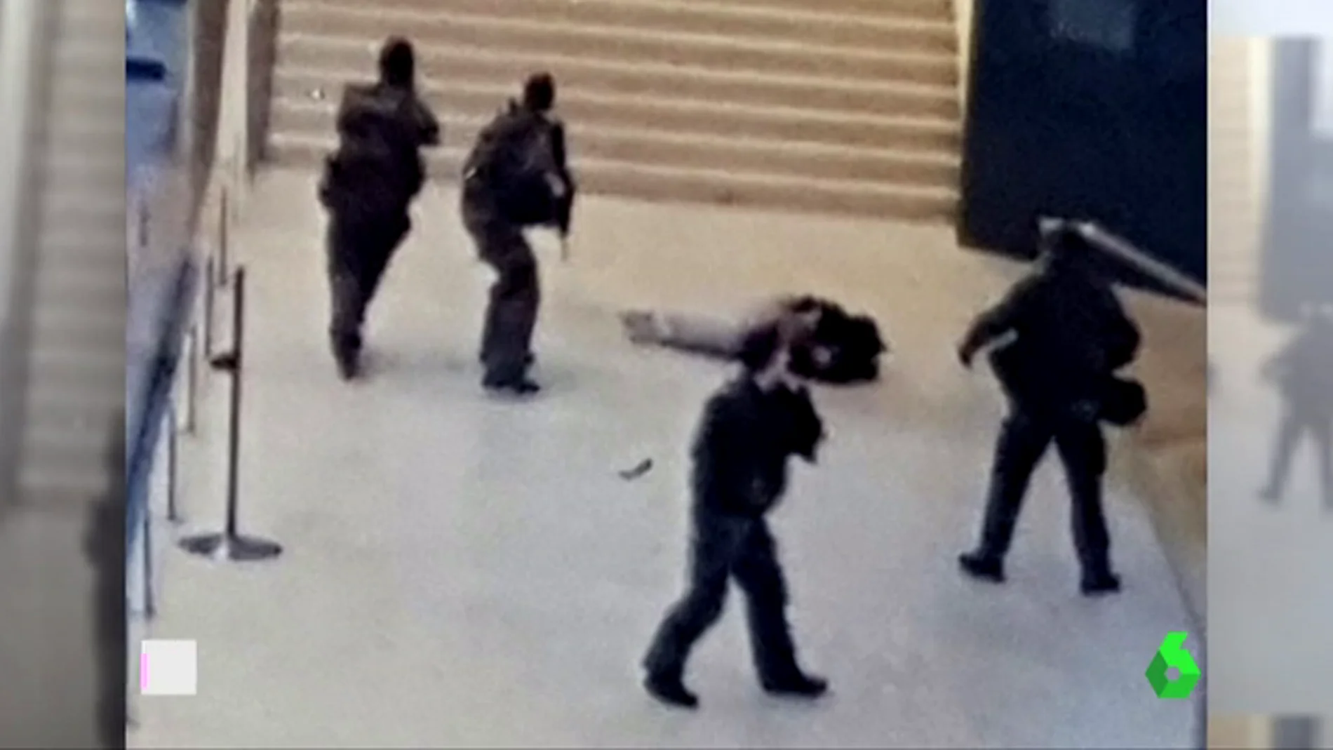 Frame 2.6379 de: El sospechoso del ataque en el Louvre publicó en las redes: "no hay paz en la guerra"