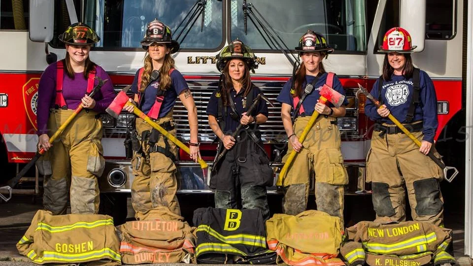 Mujeres estadounidenses se revelan contra Trump bajo #DressLikeAWoman