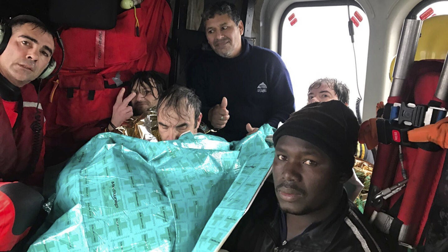 Fotograf&iacute;a facilitada por Salvamento Mar&iacute;timo de los tripulantes, a bordo del helic&oacute;ptero Helimer 211 de Salvamento, tras ser rescatados