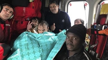 Fotografía facilitada por Salvamento Marítimo de los tripulantes, a bordo del helicóptero Helimer 211 de Salvamento, tras ser rescatados
