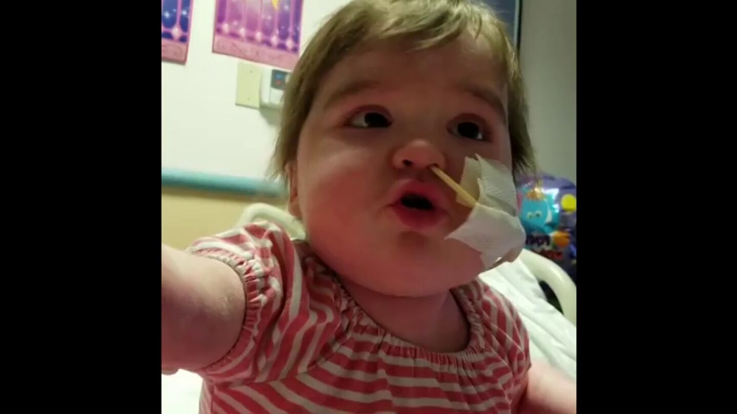 Frame 0.0 de: Una ni&ntilde;a de cuatro a&ntilde;os celebra que ha superado dos trasplantes de m&eacute;dula cantando que es una "vencedora"
