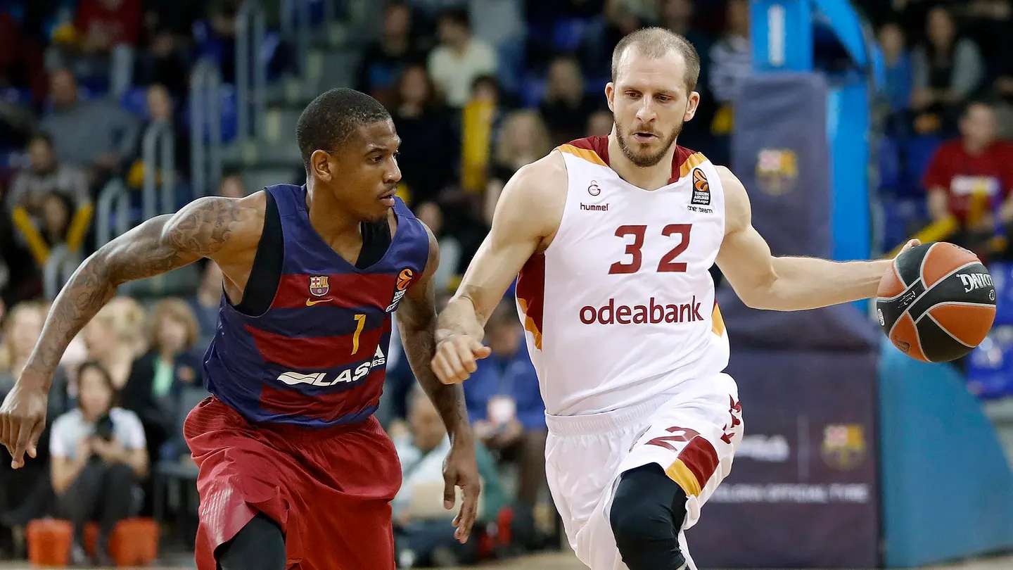 Sinan Guler sube el balón ante la defensa de Xavier Munford Sinan Guler sube el balón ante la defensa de Xavier Munford
