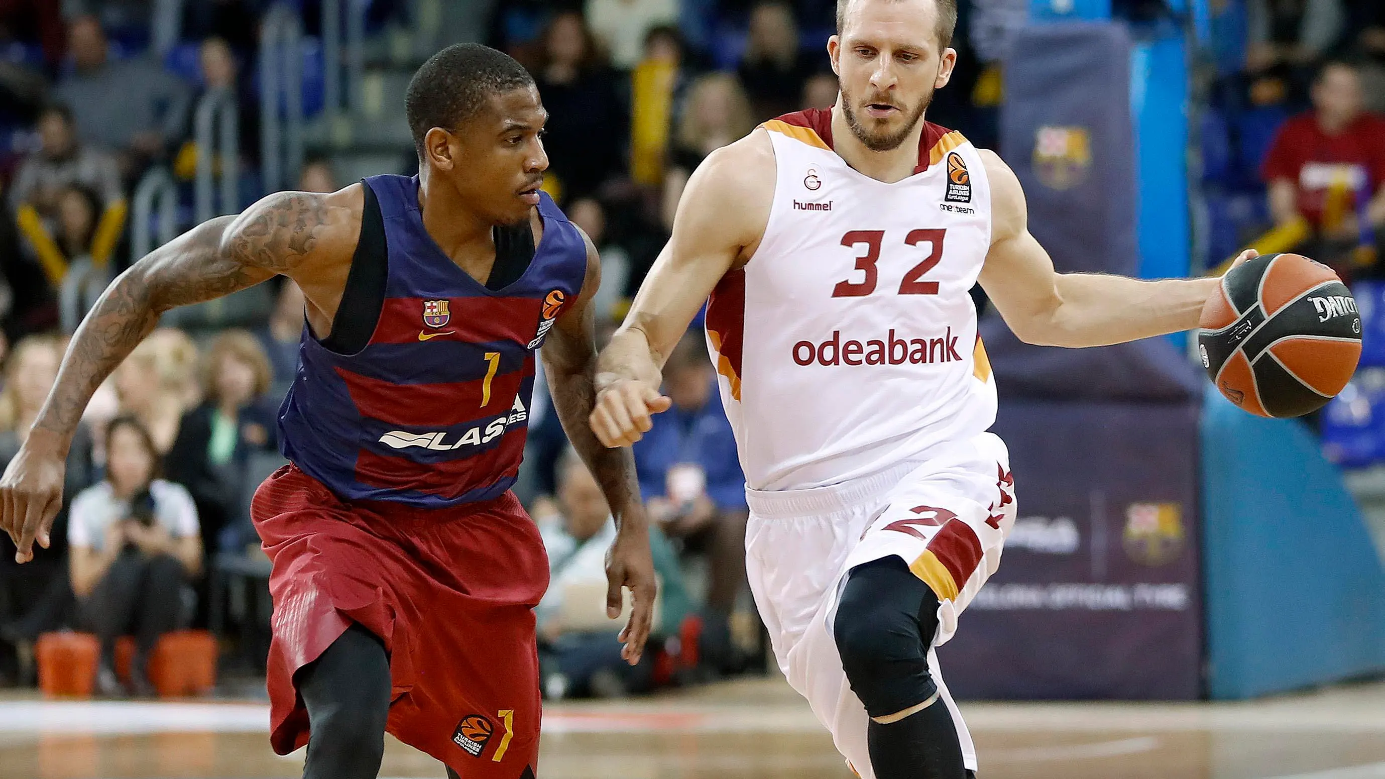 Sinan Guler sube el balón ante la defensa de Xavier Munford