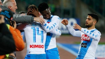 Los jugadores del Nápoles celebran uno de los goles ante el Génova