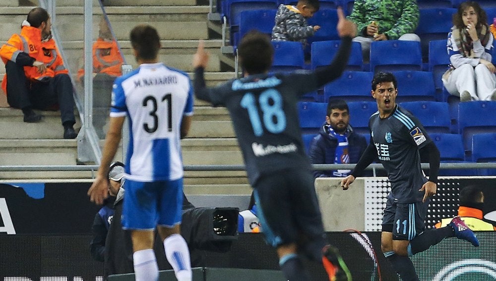 Carlos Vela celebra el primer gol de la Real Sociedad ante el Espanyol