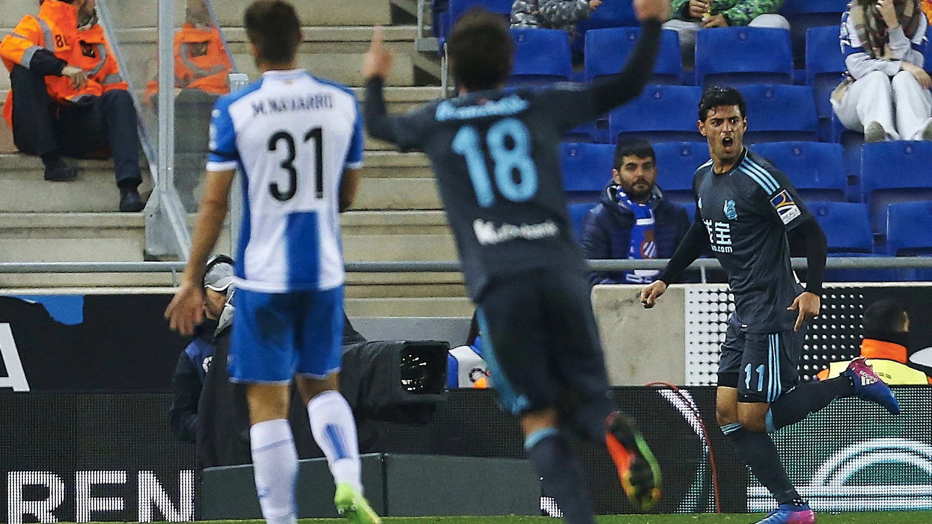 Carlos Vela celebra el primer gol de la Real Sociedad ante el Espanyol