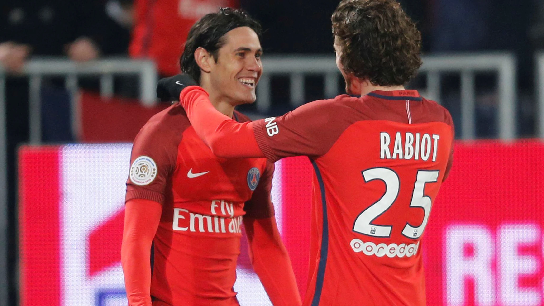 Cavani celebra un gol con Rabiot