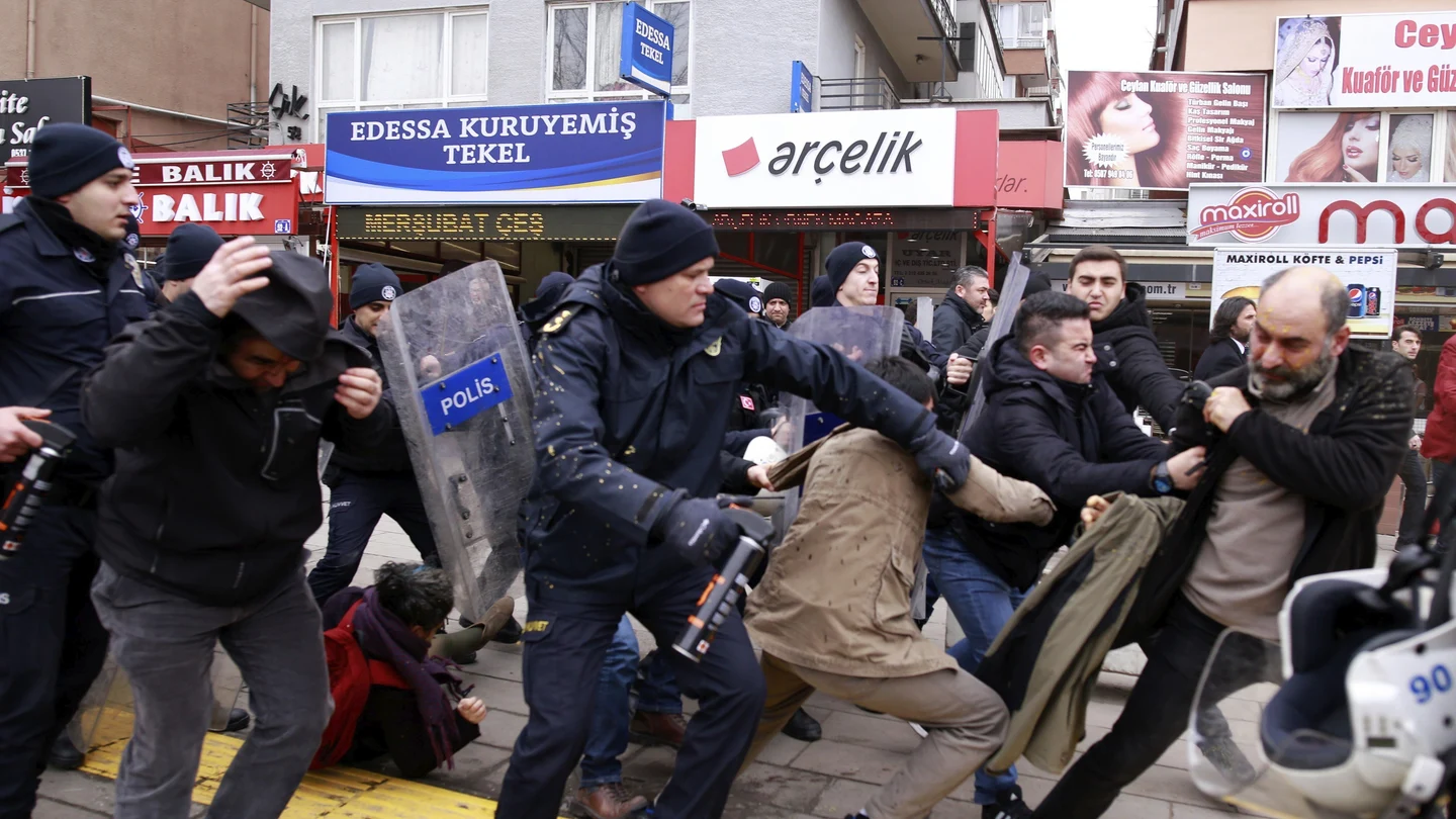 Manifestantes forcejean con policías turcos en Ankara Manifestantes forcejean con policías turcos en Ankara