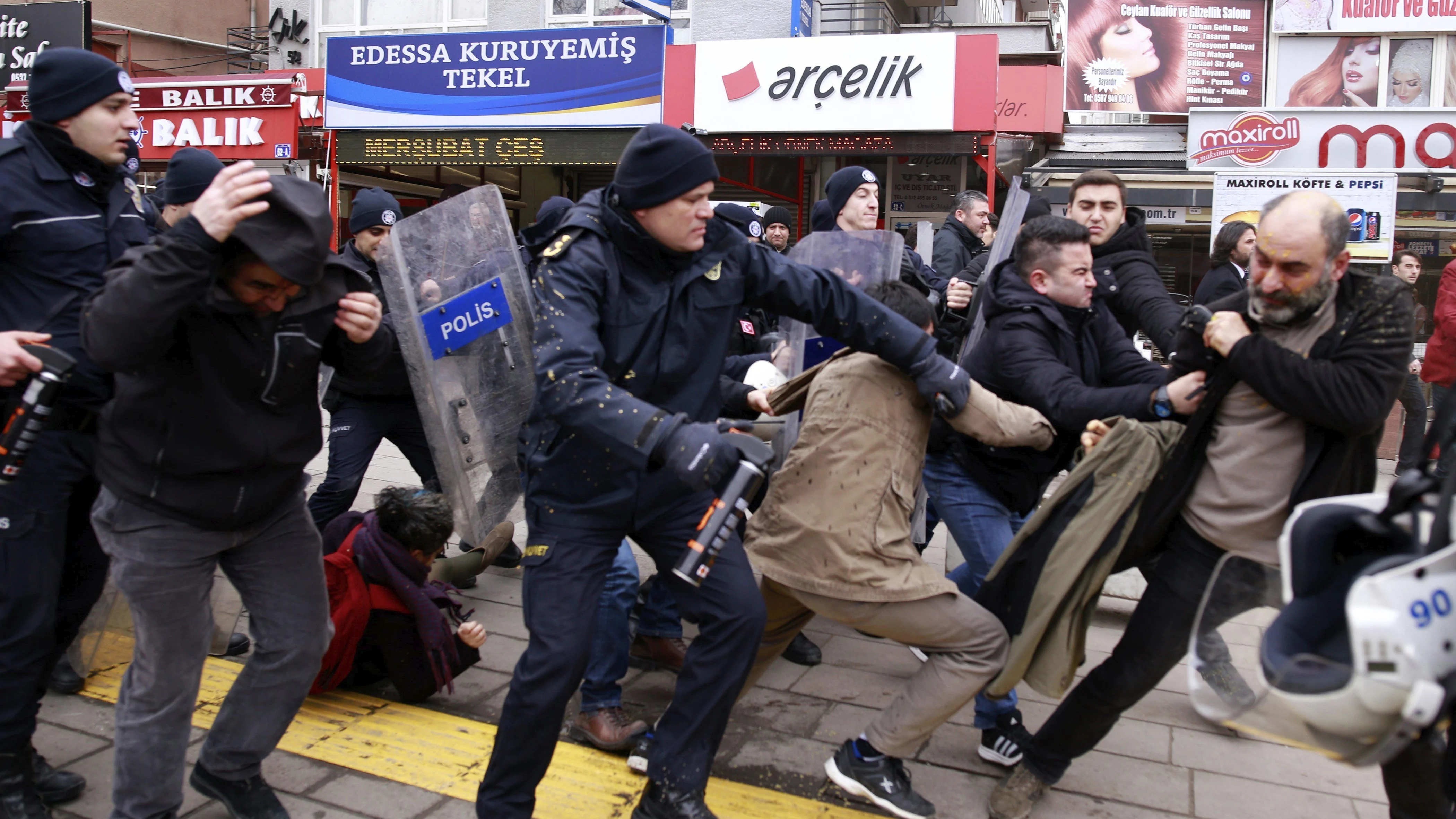 Manifestantes forcejean con policías turcos en Ankara