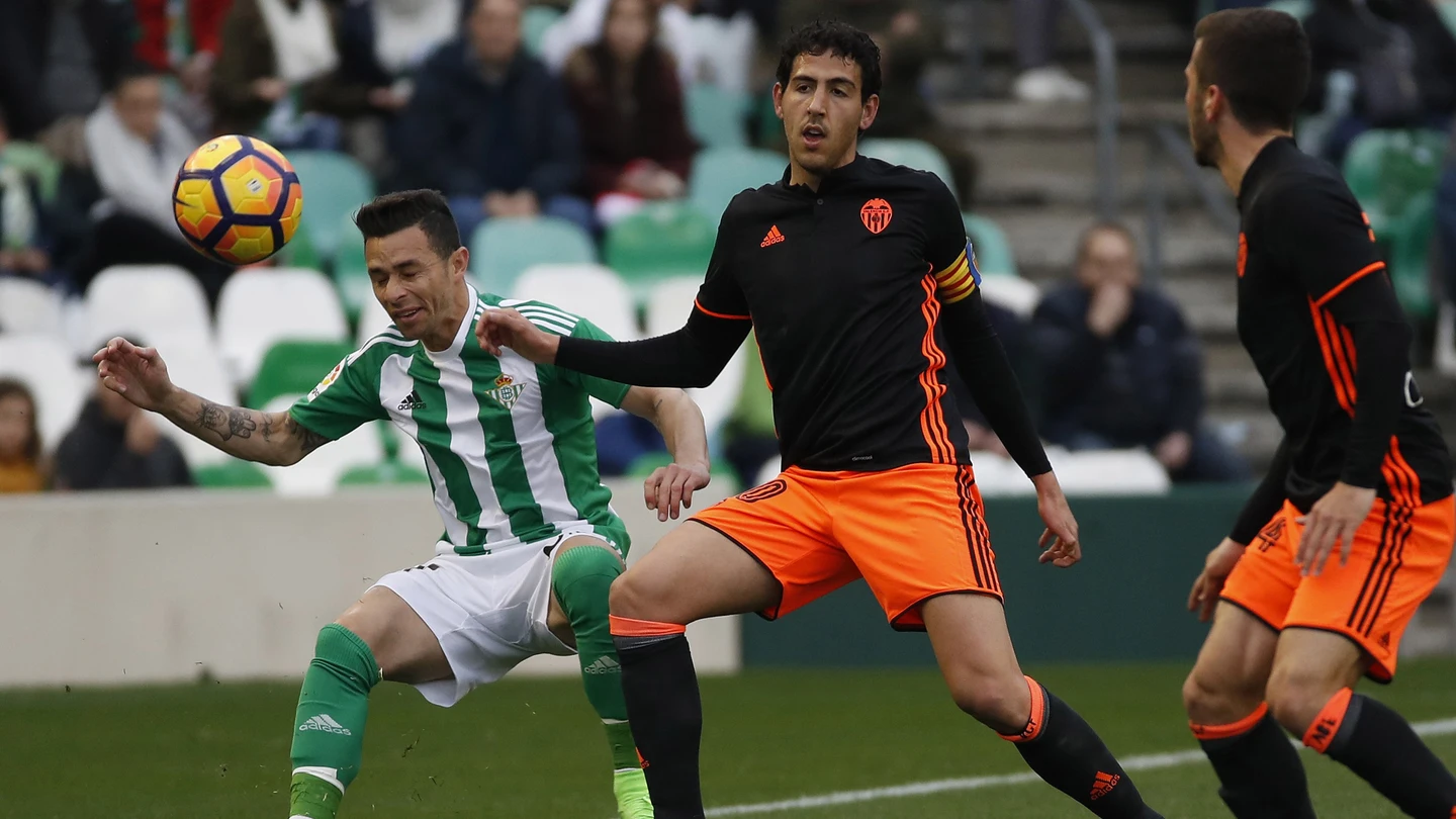 Rubén Castro y Parejo disputan el balón Rubén Castro y Parejo disputan el balónº
