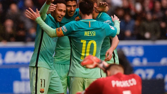 Los jugadores del Barcelona celebran uno de sus goles contra el Alavés Los jugadores del Barcelona celebran uno de sus goles contra el Alavés