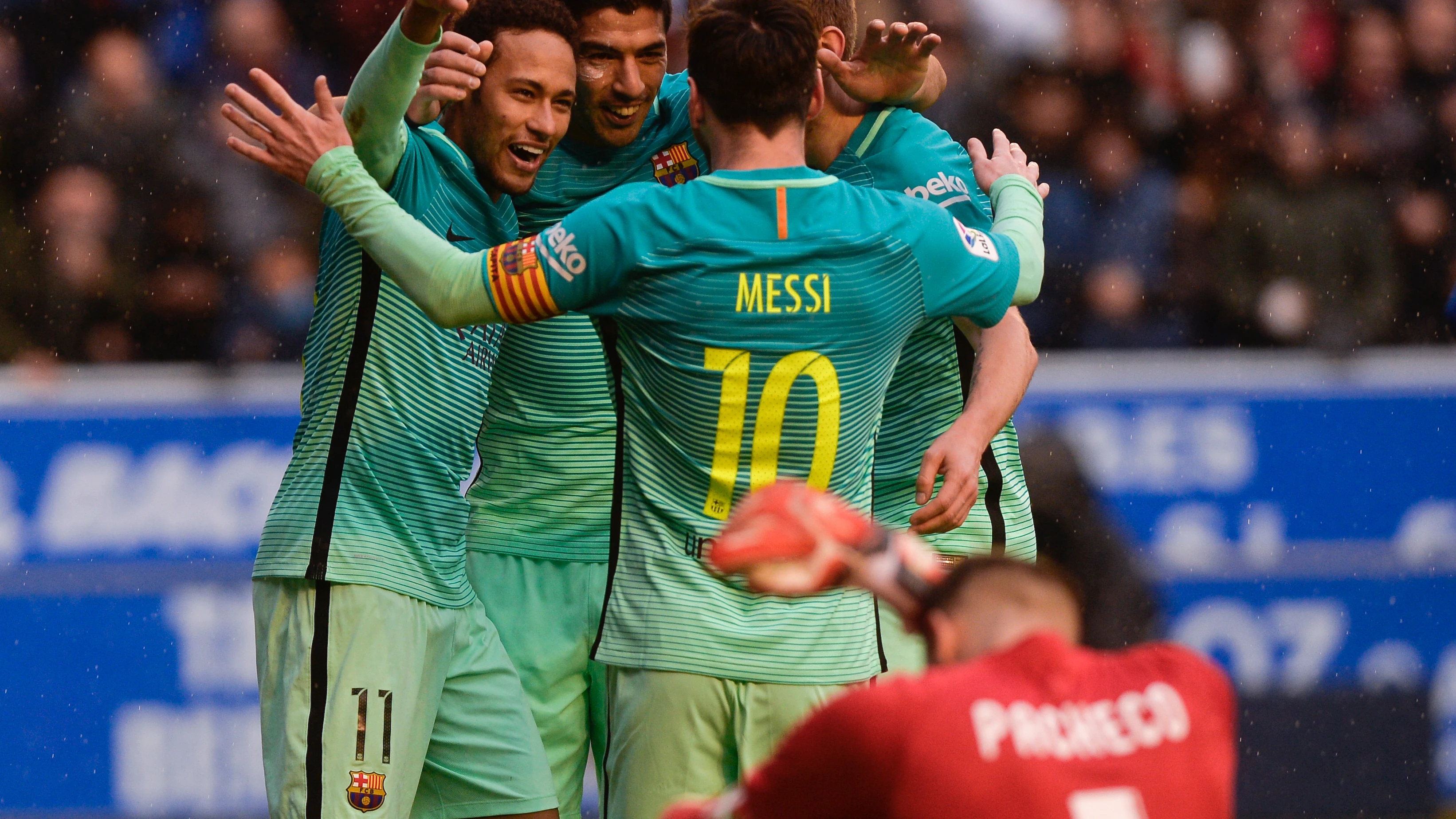 Los jugadores del Barcelona celebran uno de sus goles contra el Alavés