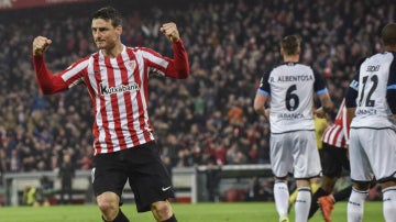 Aduriz celebra un gol con el Athletic