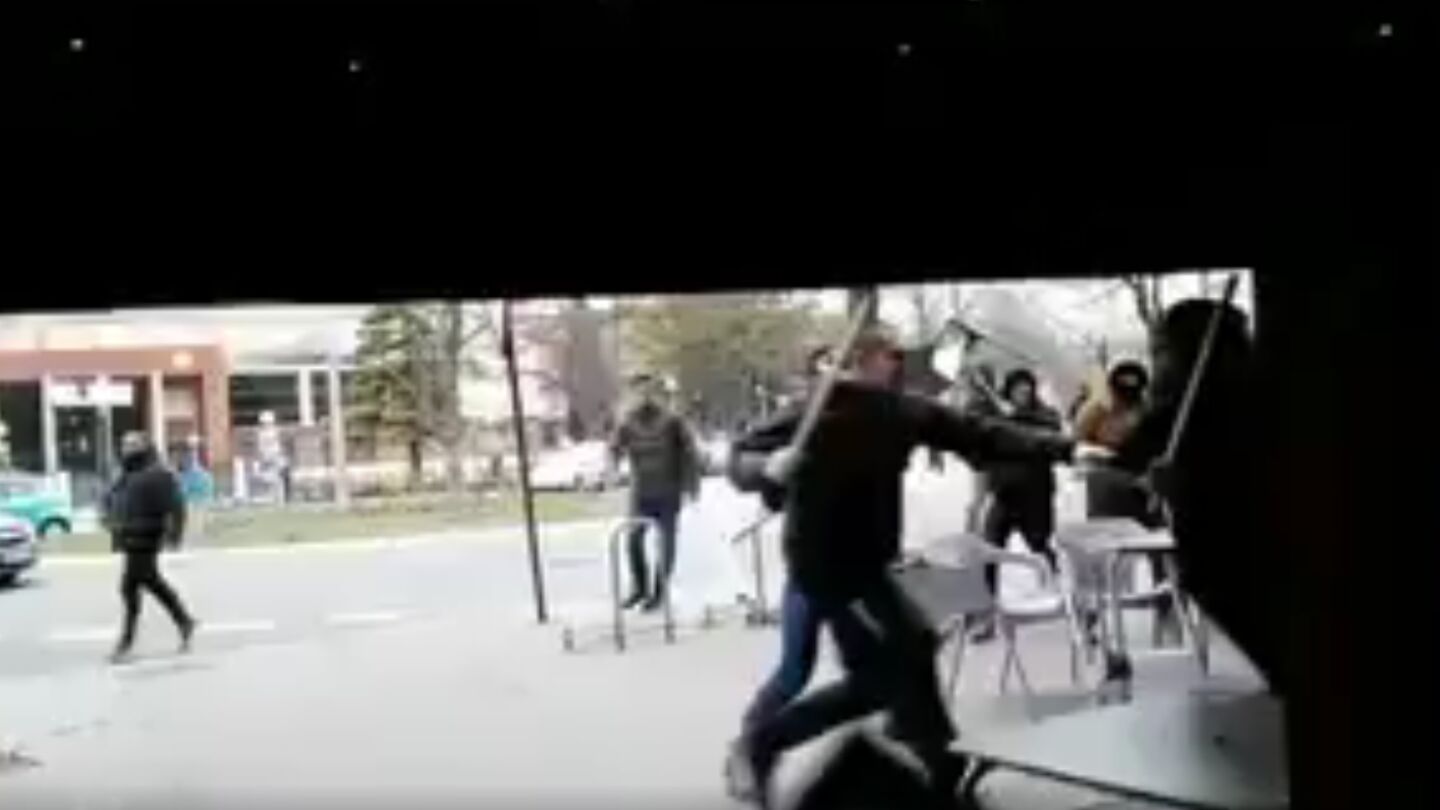 Vergonzosa pelea entre hinchas del Alav&eacute;s y Barcelona