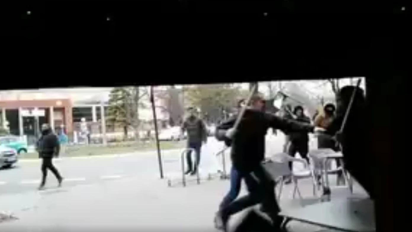Vergonzosa pelea entre hinchas del Alavés y Barcelona Vergonzosa pelea entre hinchas del Alavés y Barcelona