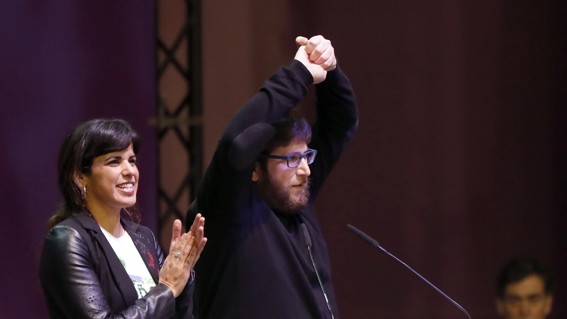 La coordinadora general de Podemos en Andalucía, Teresa Rodríguez (i), y el eurodiputado de Podemos Miguel Urbán de Anticapitalistas