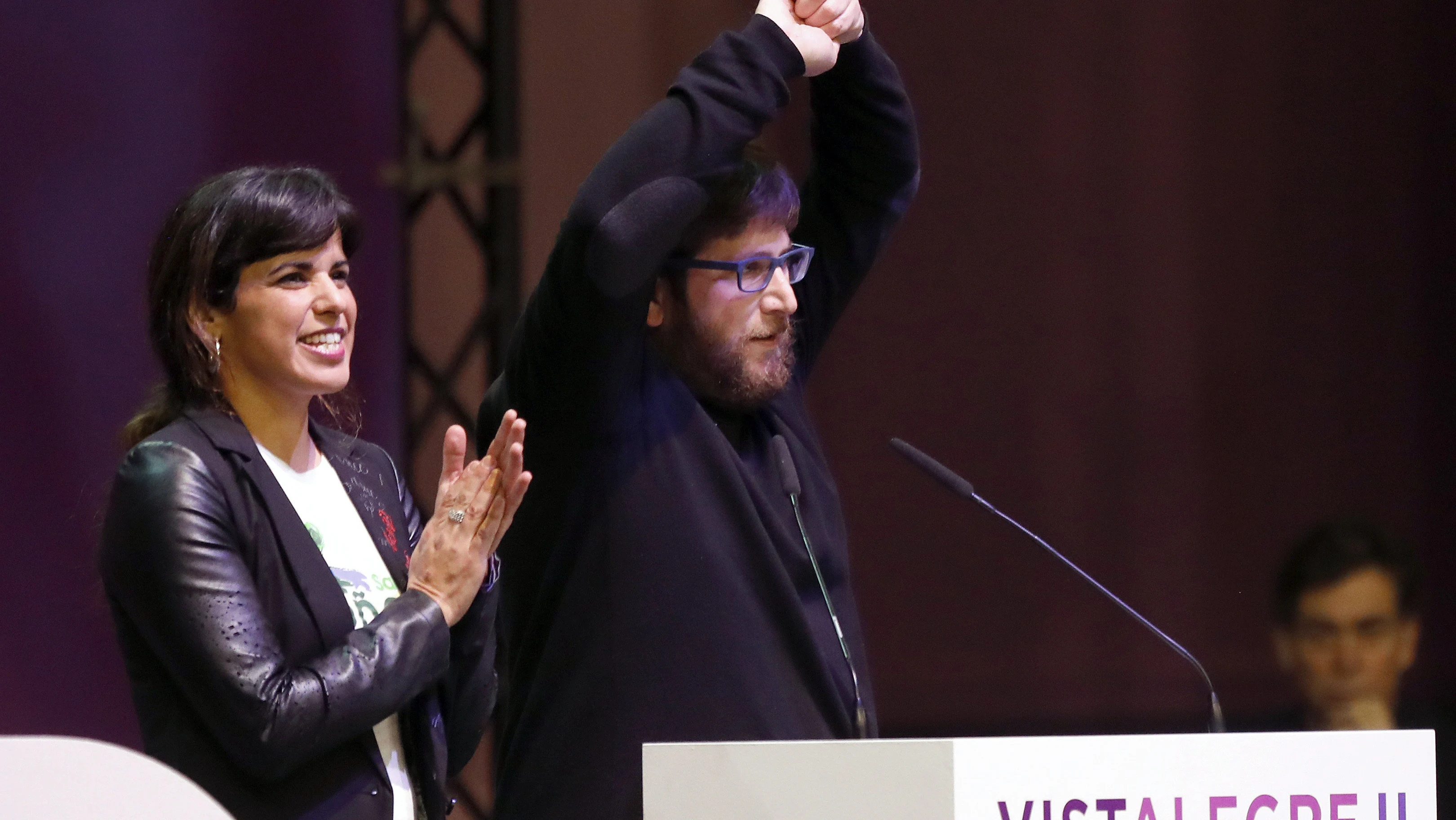 La coordinadora general de Podemos en Andalucía, Teresa Rodríguez (i), y el eurodiputado de Podemos Miguel Urbán de Anticapitalistas