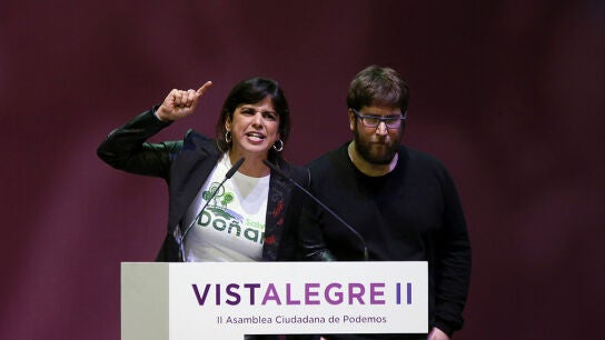 Teresa Rodr&iacute;guez y Miguel Urb&aacute;n durante su intervenci&oacute;n en Vistalegre II