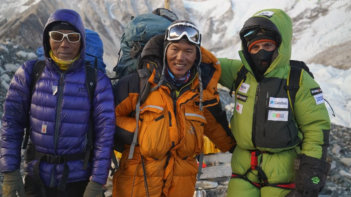 Alex Txikon, junto a sus sherpas en el campamento 2