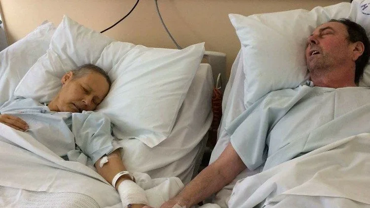 Mike y Julie en el hospital