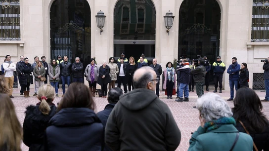 Vecinos de Xàtiva (Valencia) guardan un minuto de silencio en memoria de la mujer de 75 años que fue hallada muerta en dicha localidad Vecinos de Xàtiva (Valencia) guardan un minuto de silencio en memoria de la mujer de 75 años que fue hallada muerta en dicha localidad