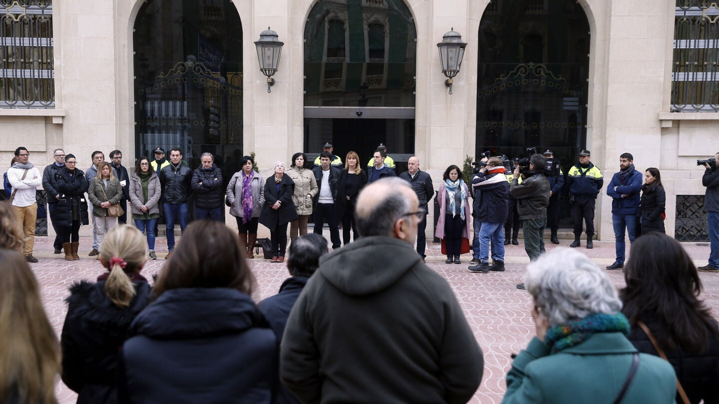 Vecinos de X&agrave;tiva (Valencia) guardan un minuto de silencio en memoria de la mujer de 75 a&ntilde;os que fue hallada muerta en dicha localidad