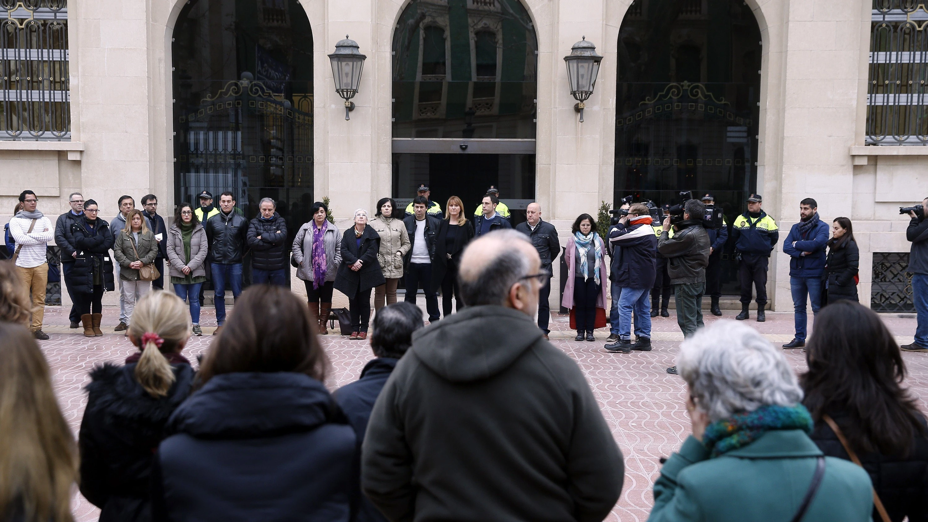 Vecinos de Xàtiva (Valencia) guardan un minuto de silencio en memoria de la mujer de 75 años que fue hallada muerta en dicha localidad