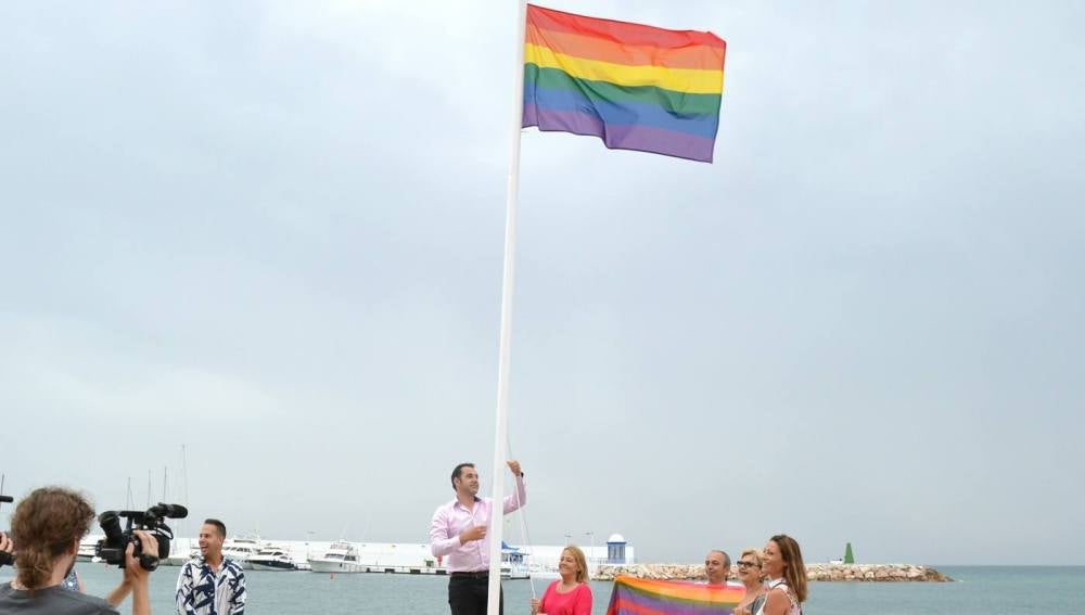 Bandera LGTBI en Marbella
