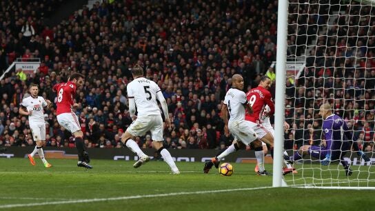 Juan Mata anotando un gol con el United