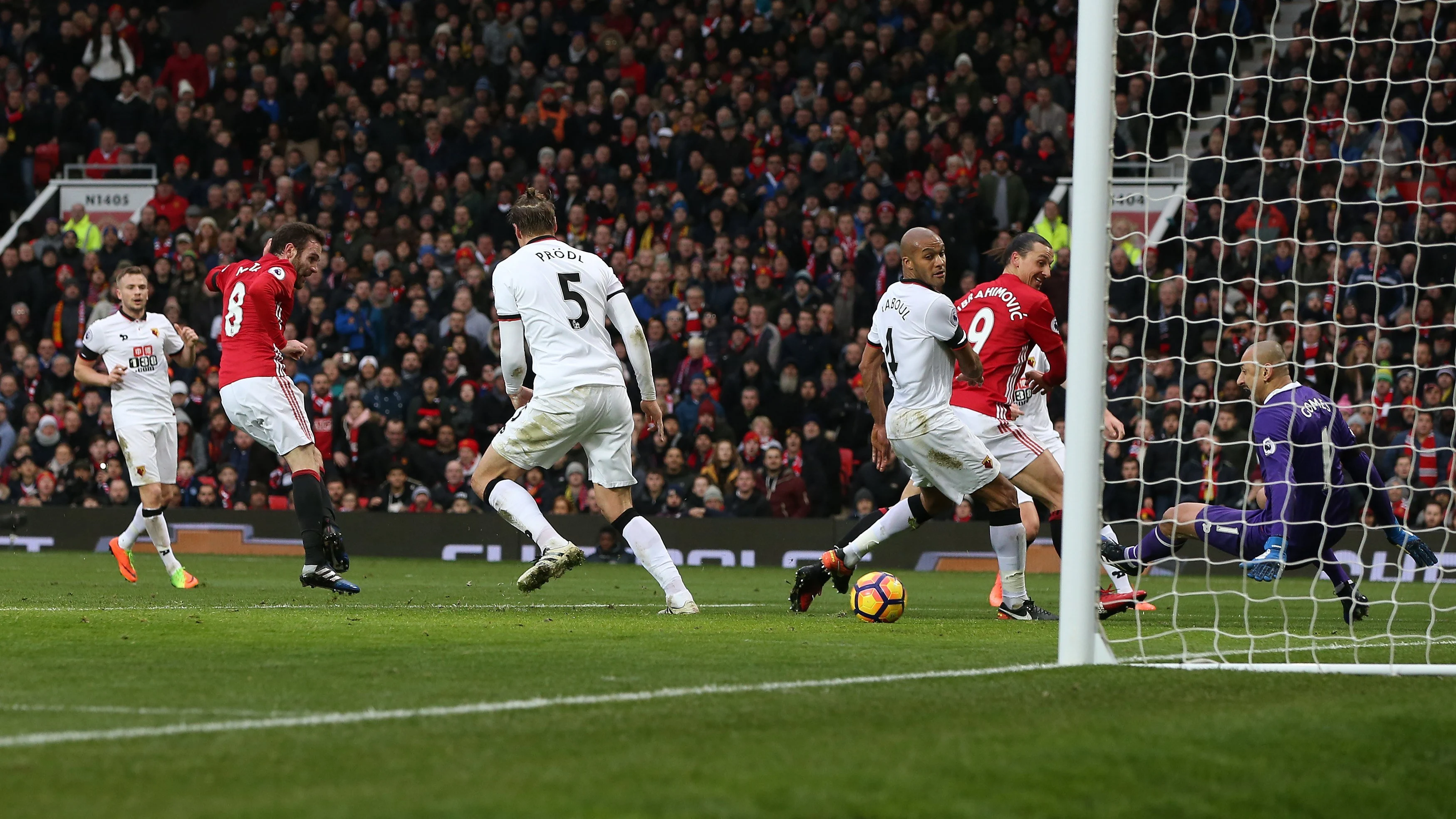 Juan Mata anotando un gol con el United