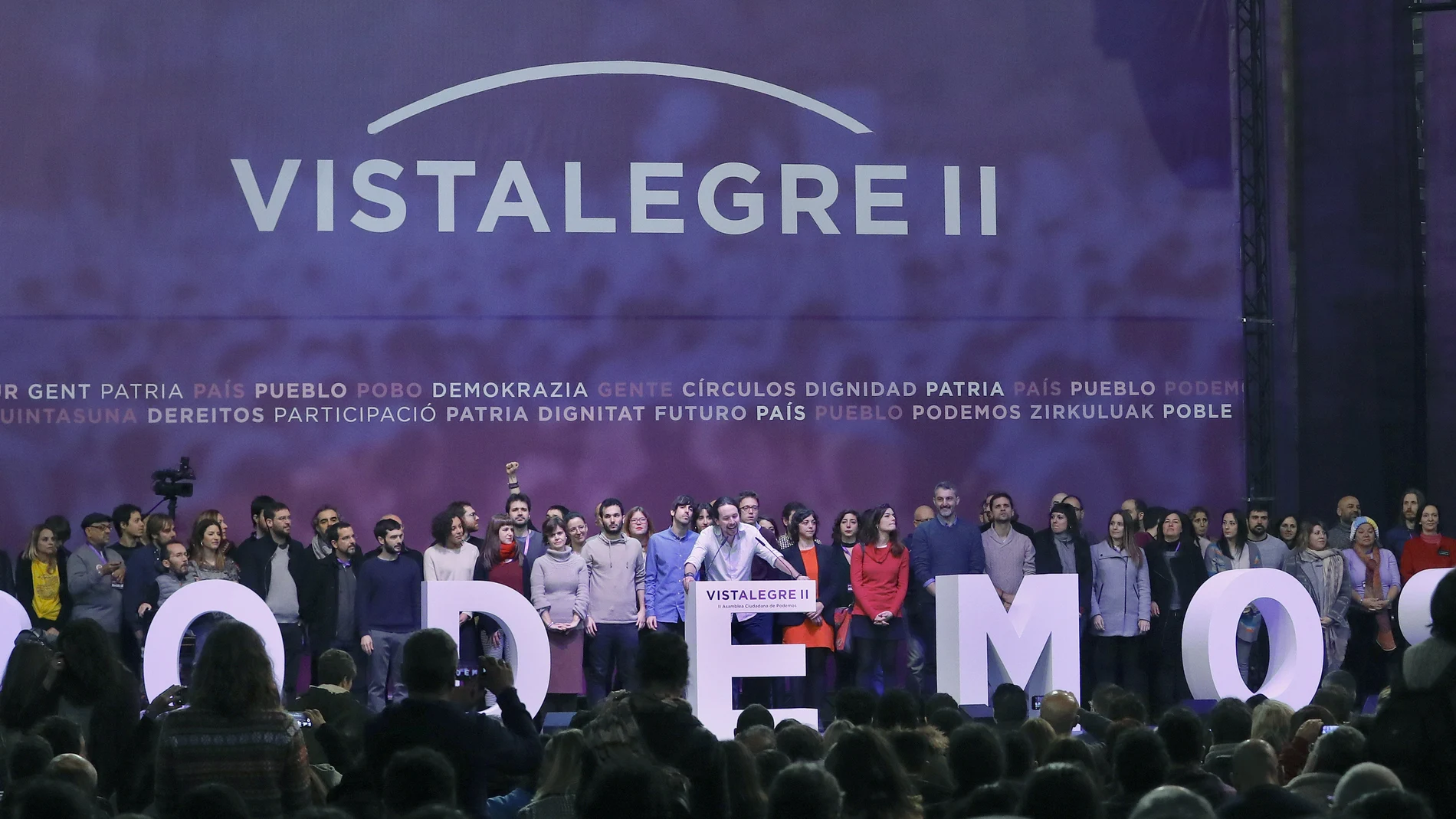 El secretario general de Podemos, Pablo Iglesias (c), acompañado por los miembros del Consejo Ciudano del partido