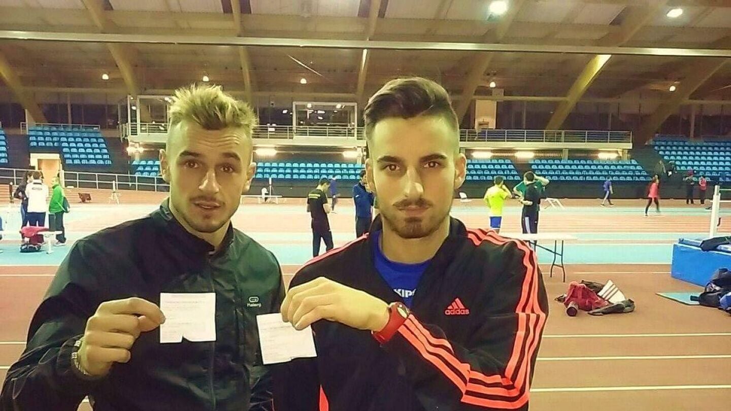 Dos atletas ense&ntilde;an las facturas de sus accesos a la pista de atletismo
