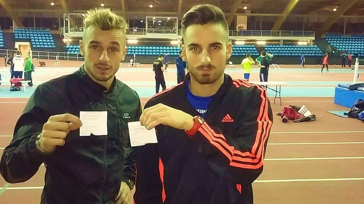 Dos atletas enseñan las facturas de sus accesos a la pista de atletismo Dos atletas enseñan las facturas de sus accesos a la pista de atletismo