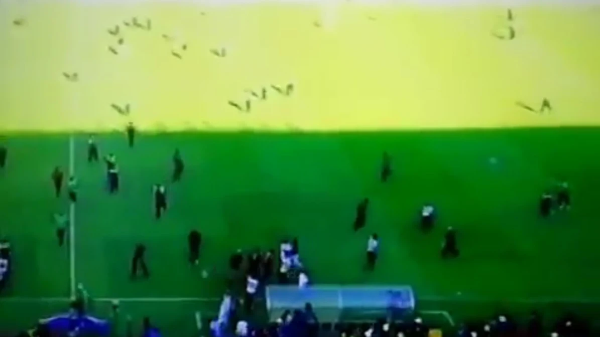 Aficionados invaden el campo al final de un partido Aficionados invaden el campo al final de un partido