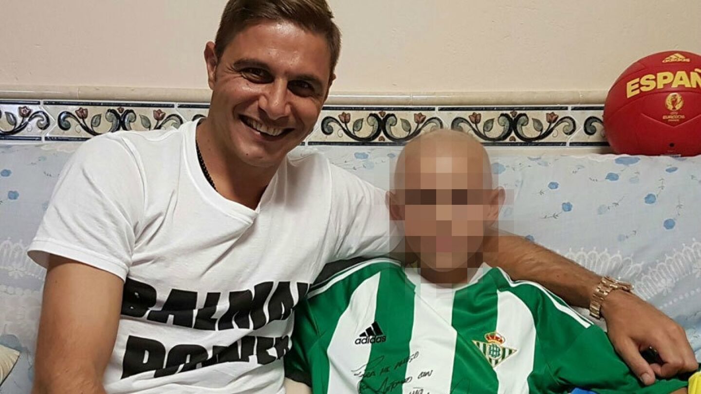 El jugador del Betis Joaqu&iacute;n pos&oacute; con Jos&eacute; Antonio Garrido para ayudar a sus padres