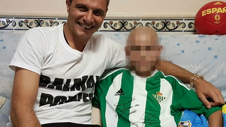 El jugador del Betis Joaquín posó con José Antonio Garrido para ayudar a sus padres