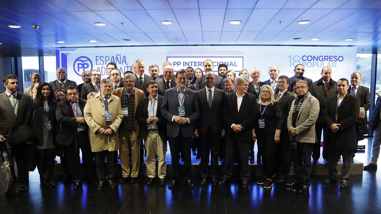 Foto de familia de Rajoy con los asistentes al Congreso del PP Foto de familia de Rajoy con los asistentes al Congreso del PP