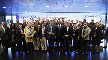 Foto de familia de Rajoy con los asistentes al Congreso del PP