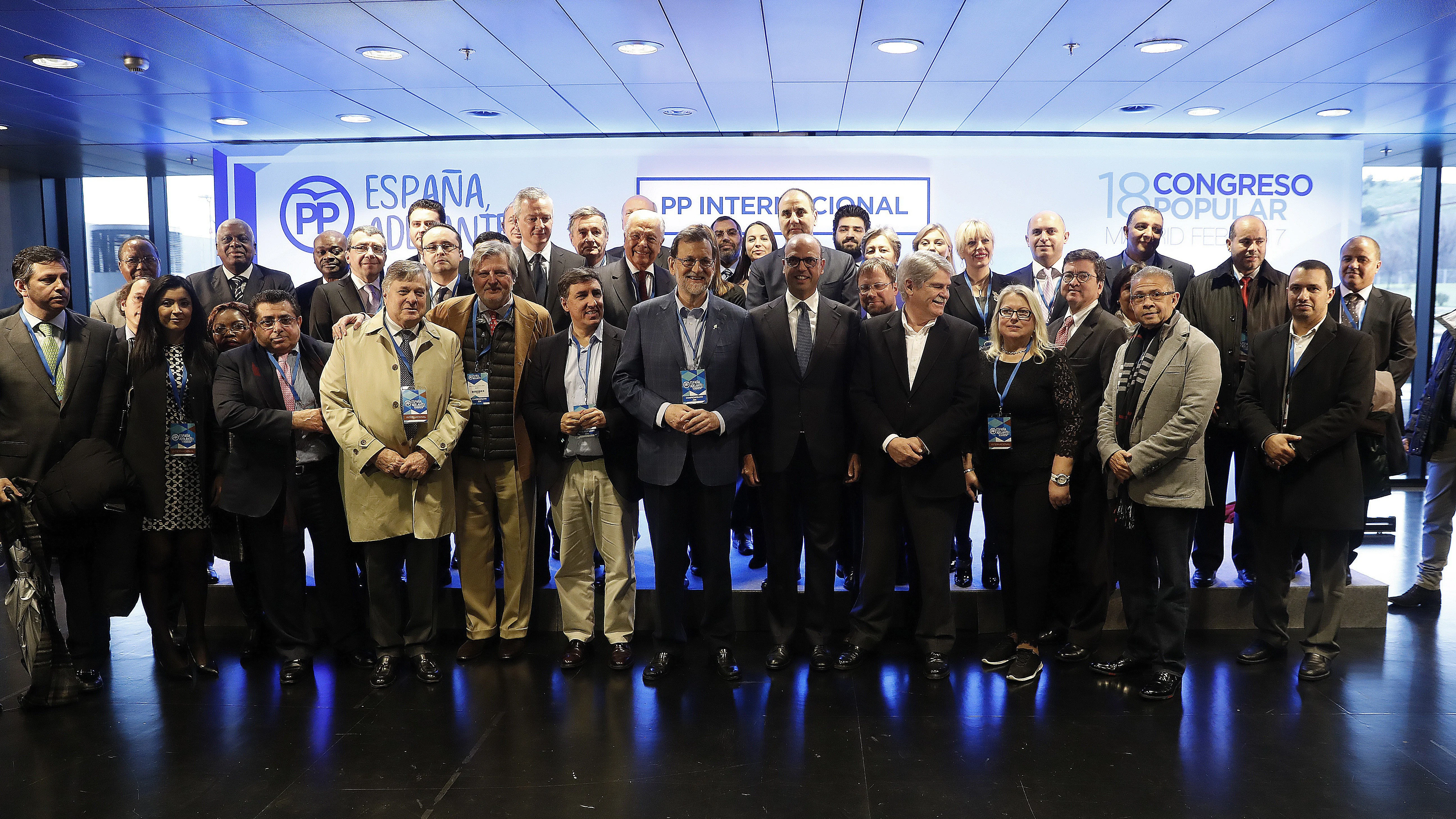 Foto de familia de Rajoy con los asistentes al Congreso del PP