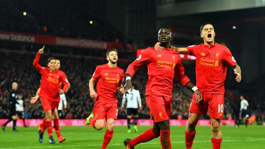 Man&eacute; celebra un gol con el Liverpool