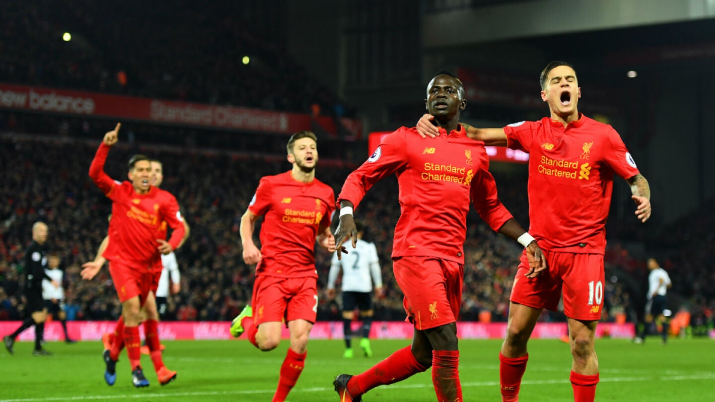 Man&eacute; celebra un gol con el Liverpool