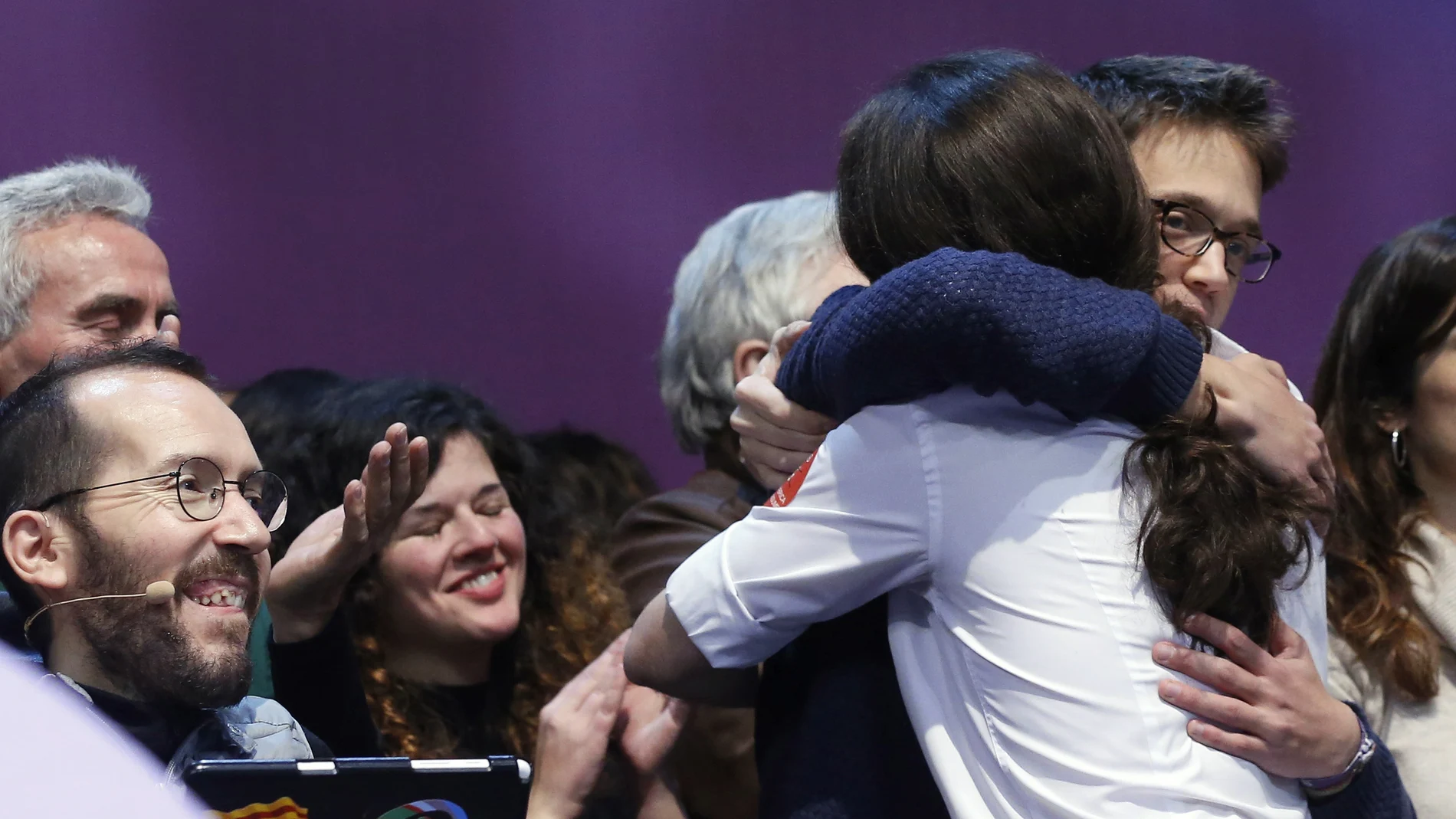 Los dirigentes de Podemos Iñigo Errejon y Pablo Iglesias se abrazan