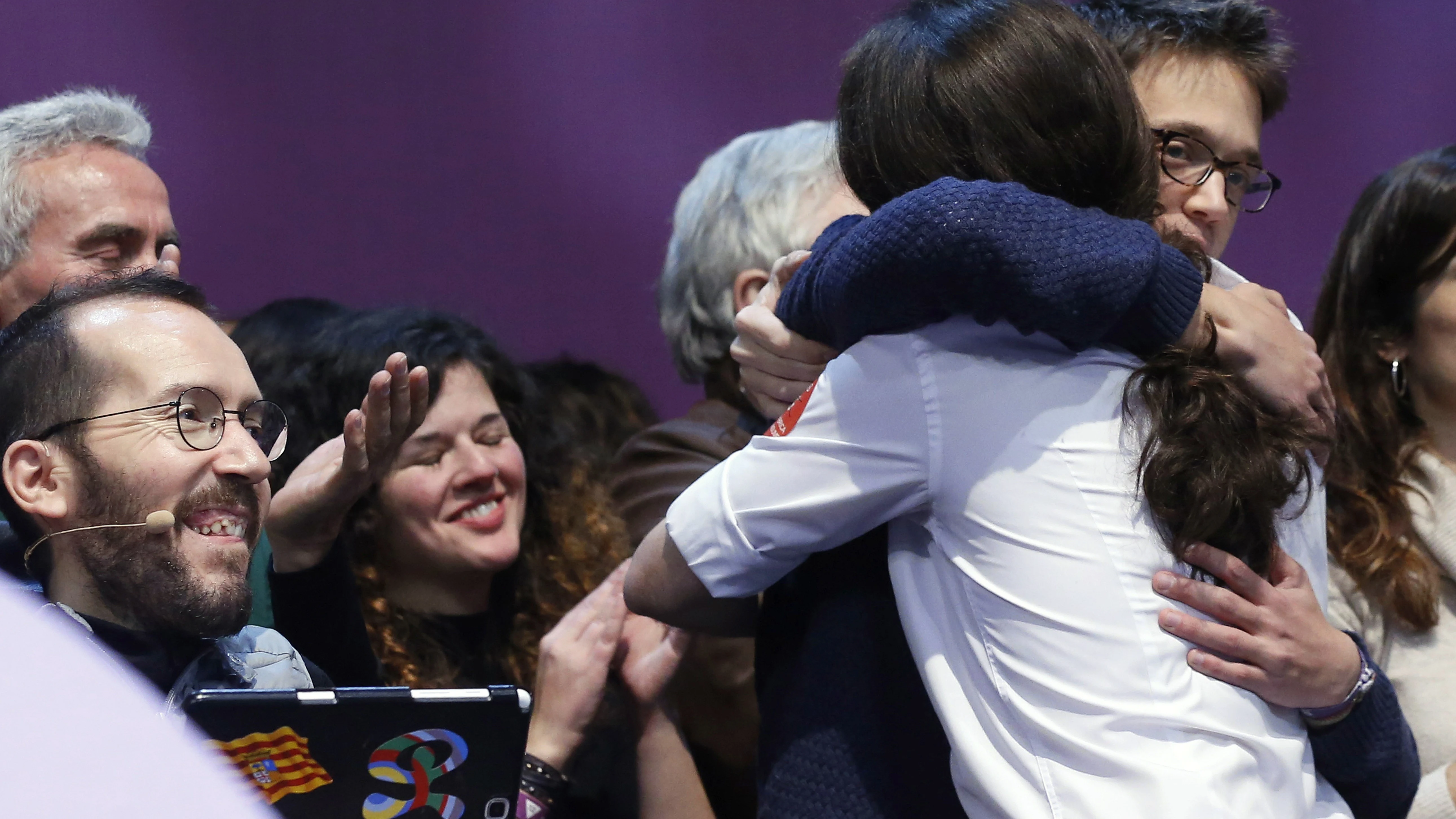 Los dirigentes de Podemos Iñigo Errejon y Pablo Iglesias se abrazan Los dirigentes de Podemos Iñigo Errejon y Pablo Iglesias se abrazan