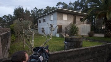 Un cámara graba la vivienda en Salceda de Caselas (Pontevedra) en la que se ha encontrado este mediodía a un varón, P.F.M., de 60 años, ahorcado en su domicilio y su mujer