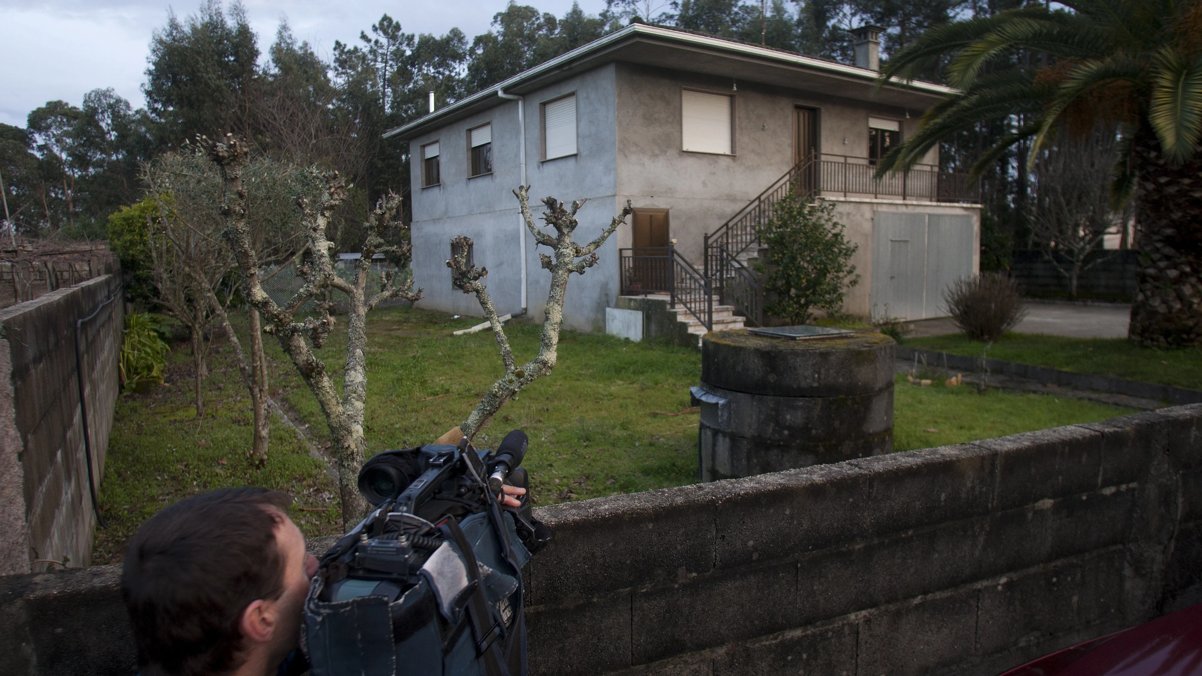 Un cámara graba la vivienda en Salceda de Caselas (Pontevedra) en la que se ha encontrado este mediodía a un varón, P.F.M., de 60 años, ahorcado en su domicilio y su mujer