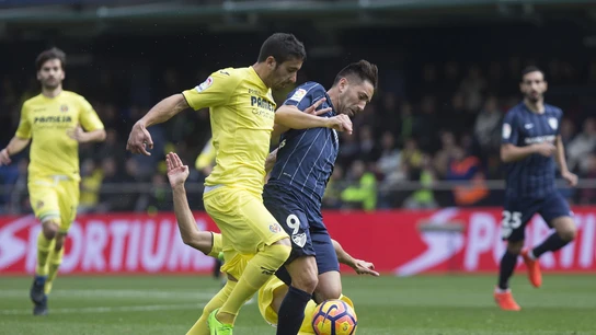 Charles y José Ángel pelean por el balón durante el Villarreal - Málaga Charles y José Ángel pelean por el balón durante el Villarreal - Málaga