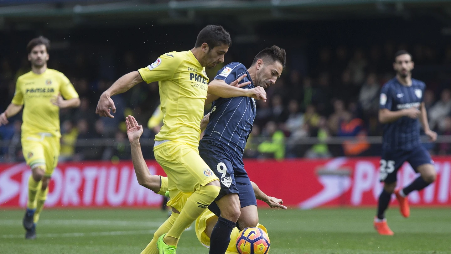 Charles y José Ángel pelean por el balón durante el Villarreal - Málaga Charles y José Ángel pelean por el balón durante el Villarreal - Málaga